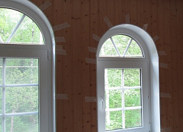 Изготовление и монтаж пластиковых арочных окон с откосами из сэндвич панели в коттедже